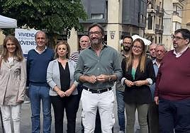 Iñaki Oyarzabal y otros candidatos, en Oyón.