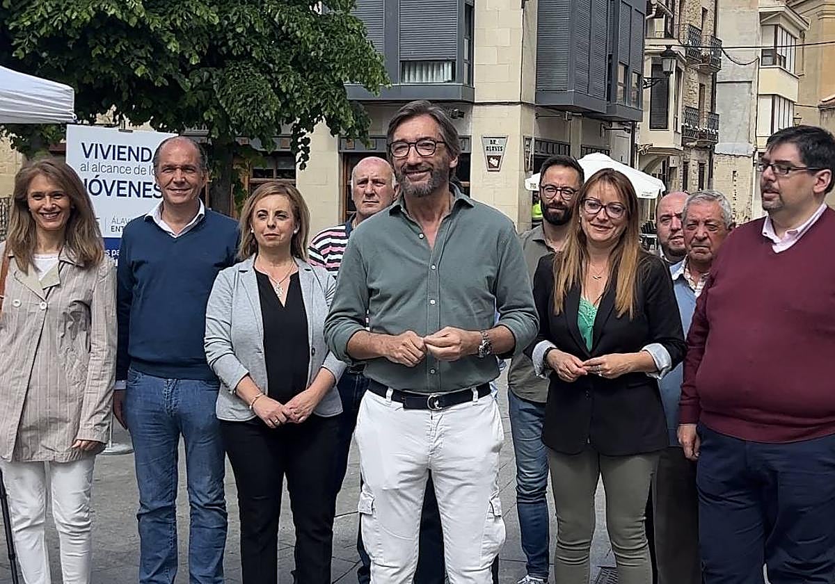 Iñaki Oyarzabal y otros candidatos, en Oyón.