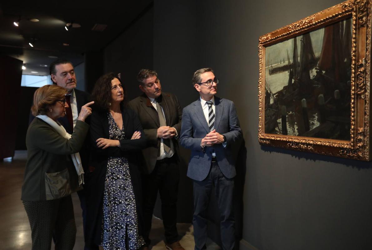 La nieta del artista, Begoña Alcalá Galiano, muestra a Miguel Zugaza, Lorea Bilbao, Javier Novo y Jon Ruigómez detalles de 'Mal tiempo. Holanda'.