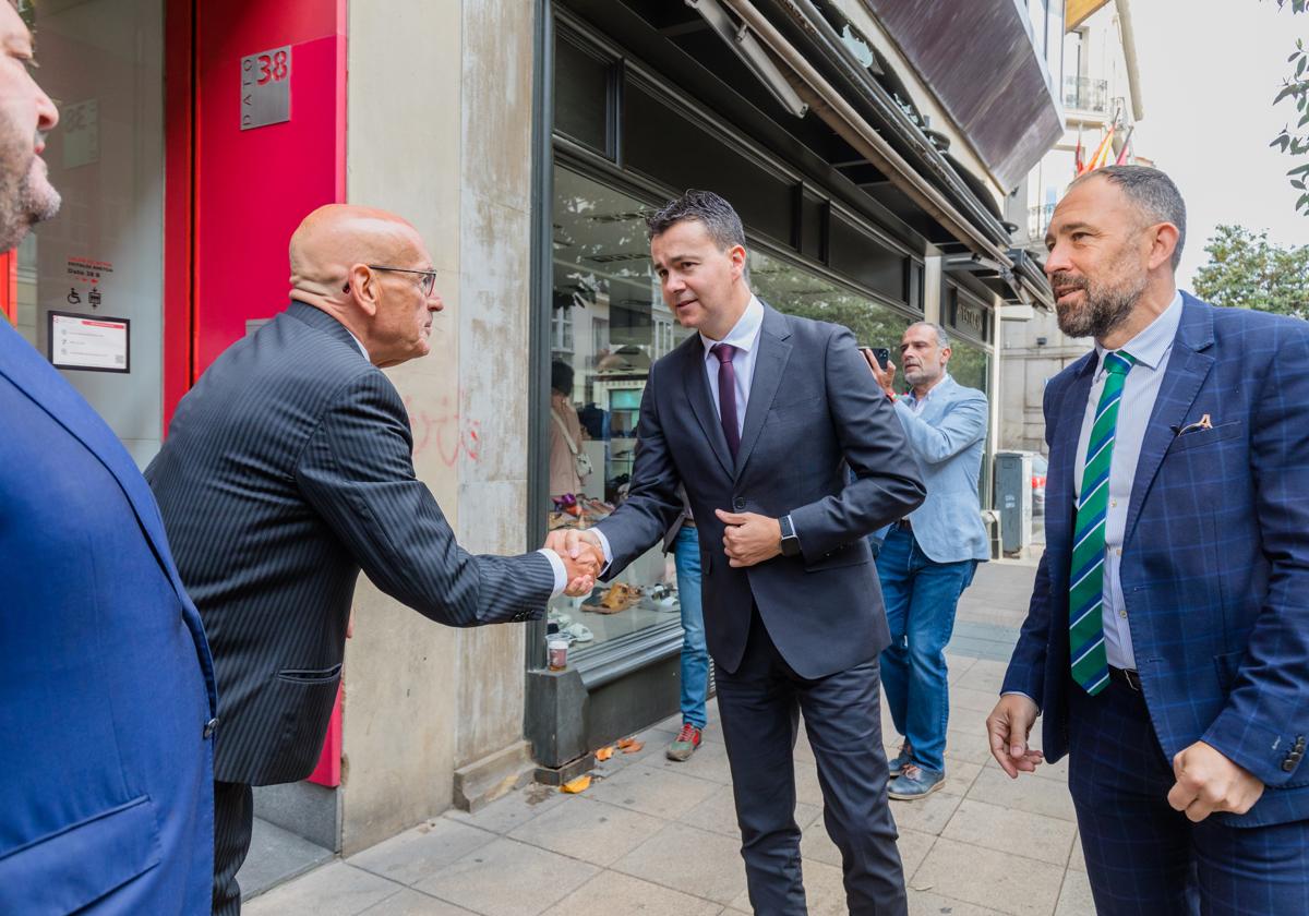 El ministro de Industria, Héctor Gómez, saluda al presidente de la Cámara de Comercio, Gregorio Rojo.