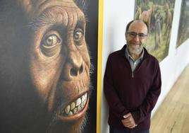 Mauricio Antón junto a la reproducción de una de sus portadas de 'National Geographic'.