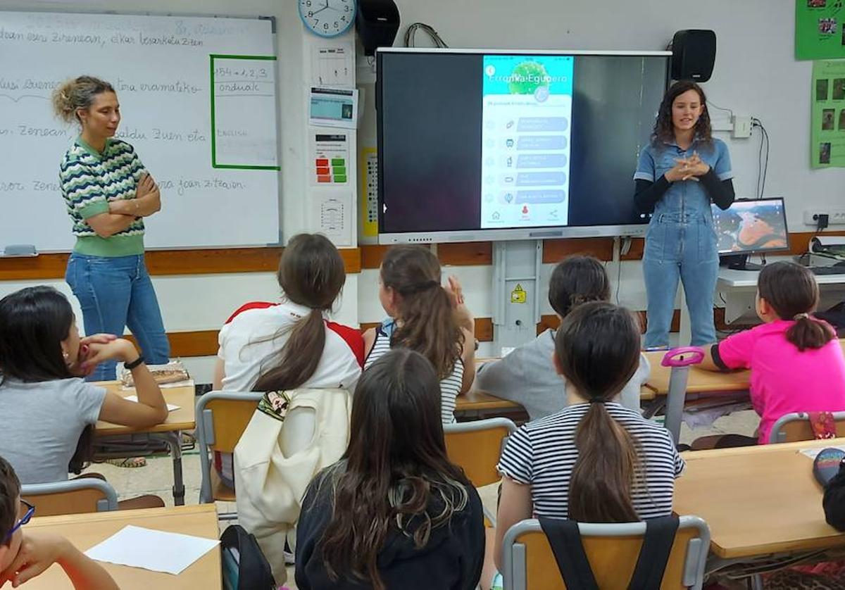 La joven actriz vasca, Sua Enparantza, (a la derecha) explica a los alumnos del colegio de Busturia la nueva aplicación.