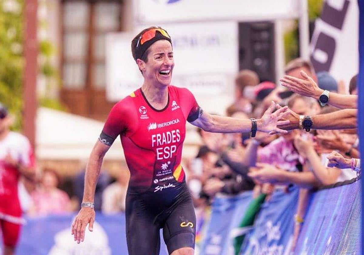 Gurutze Frades celebra su éxito con el público al llegar a meta.