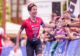 Gurutze Frades celebra su éxito con el público al llegar a meta.