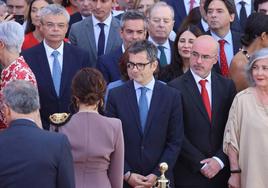 Isabel Díaz Ayuso pasa frente a Félix Bolaños en el polémico acto en que no se permitió al ministro subir a la tribuna.