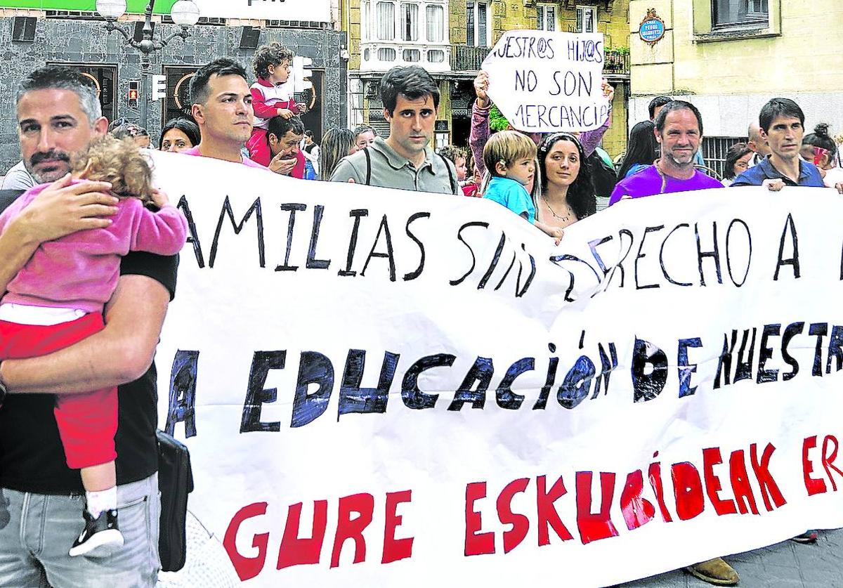 Concentración de familias en defensa por el derecho a matricular a sus hijos en el centro escogido.