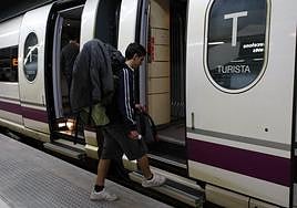 Un joven se dispone a iniciar su viaje en tren.
