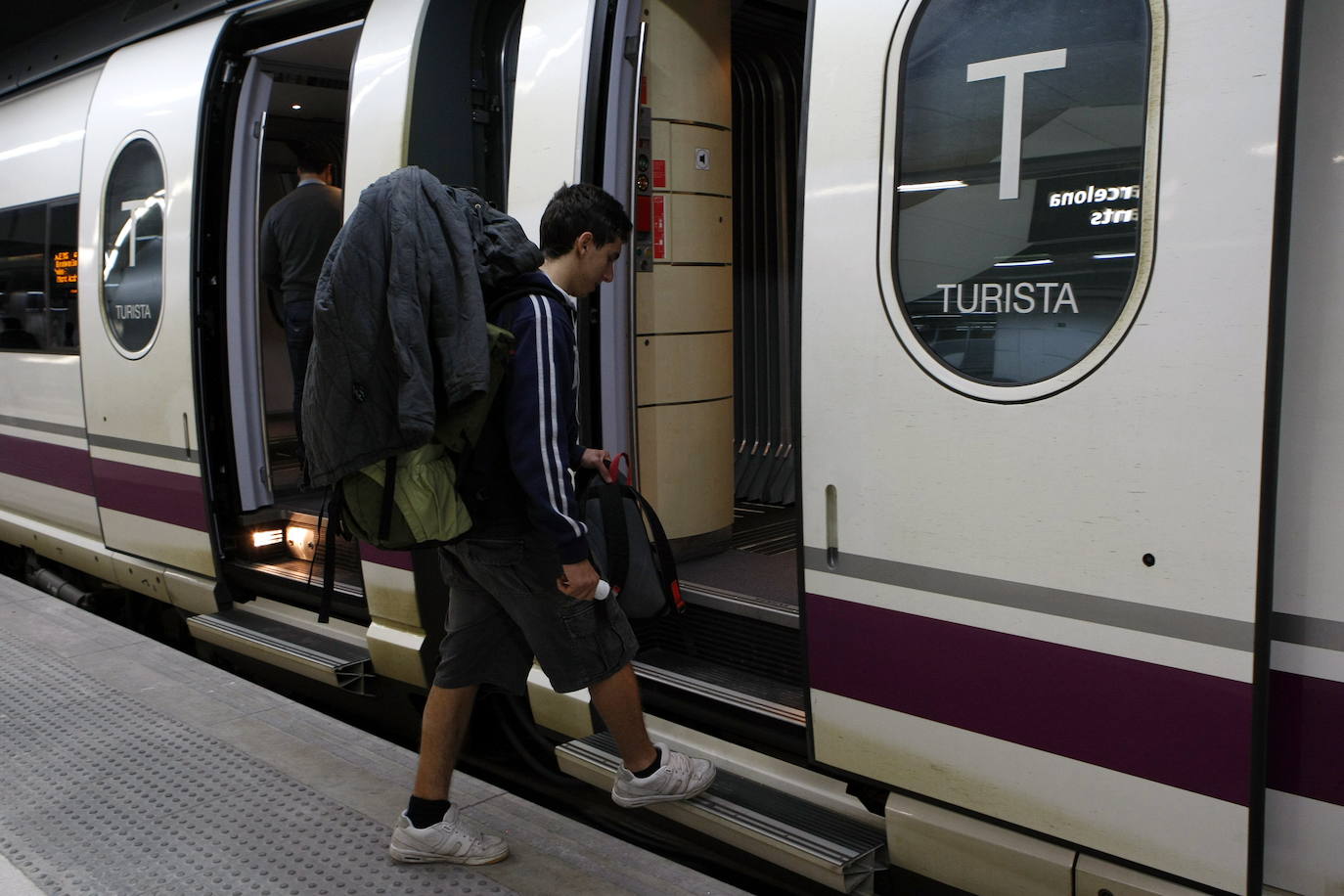 Un joven se dispone a iniciar su viaje en tren.