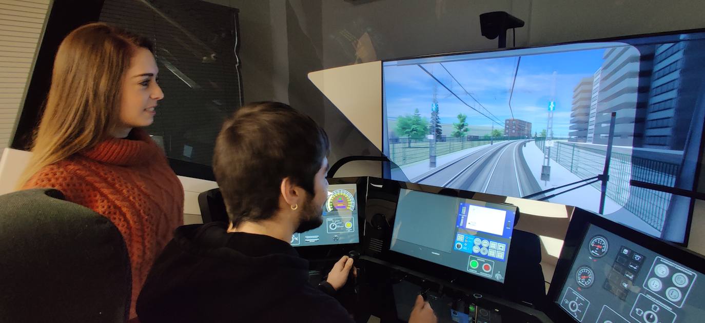 Dos de los alumnos ahora en formación en el simulador de Miranda.