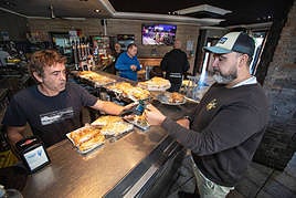 Un cliente realiza un pago con una tarjeta de Kutxabank