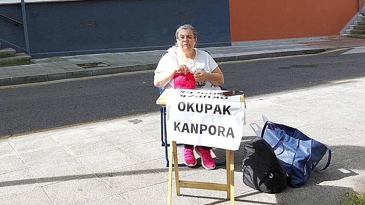 Una mujer acampa en Sestao para forzar la salida de su inquilino moroso: «Esto no va a poder conmigo»