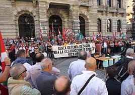 Los trabajadores de Bikaibus ,en una protesta frente a la Diputación de Bizkaia