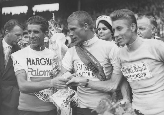 Federico Martin Bahamontes, Rudy Altig y Jacques Anquetil, en el podio de vencedores del Tour de 1962.