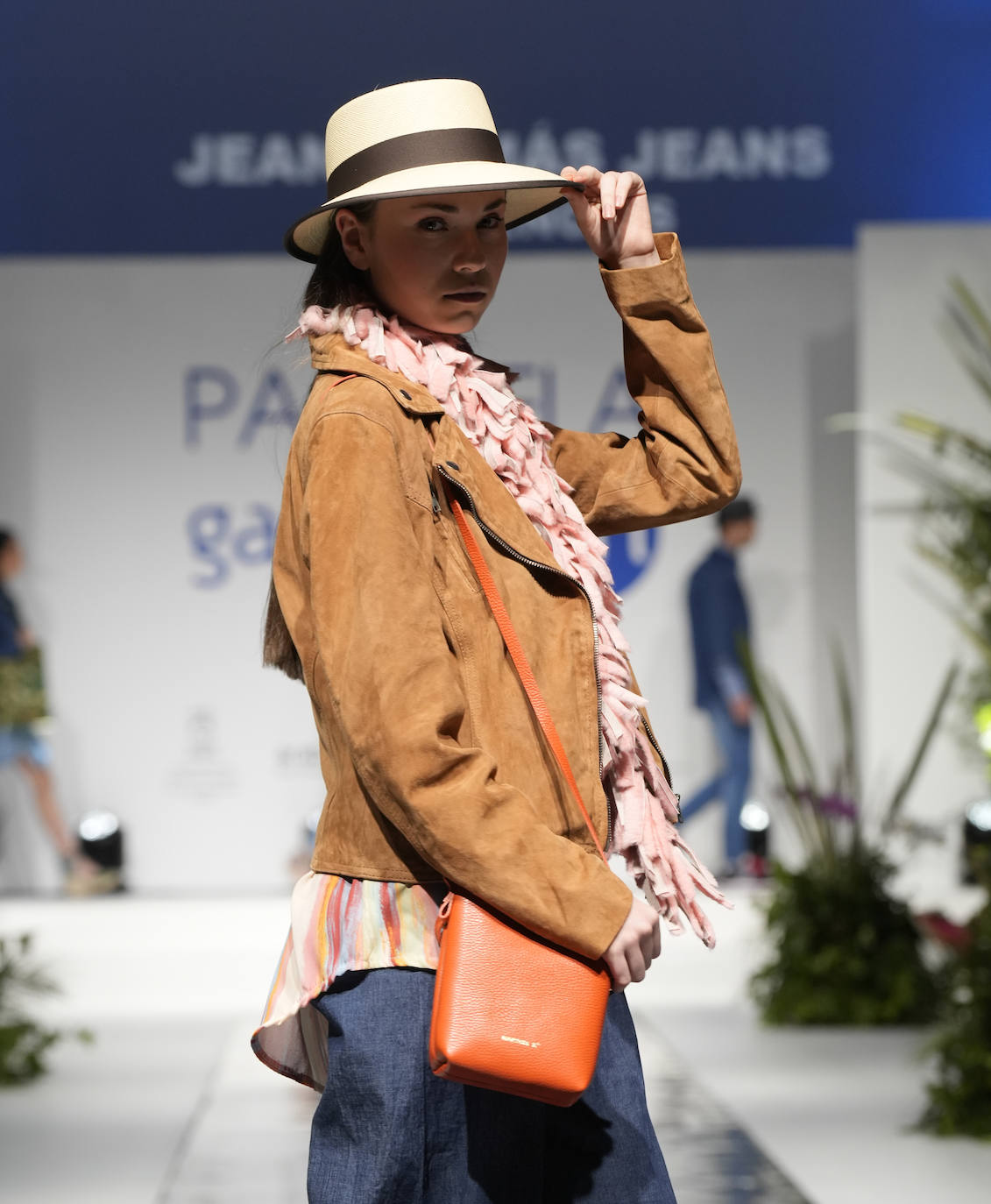 Los tonos tierra forman parte de esa tendencia 'minimal 90' en la que no faltan los básicos para poder armar el armario cápsula. 