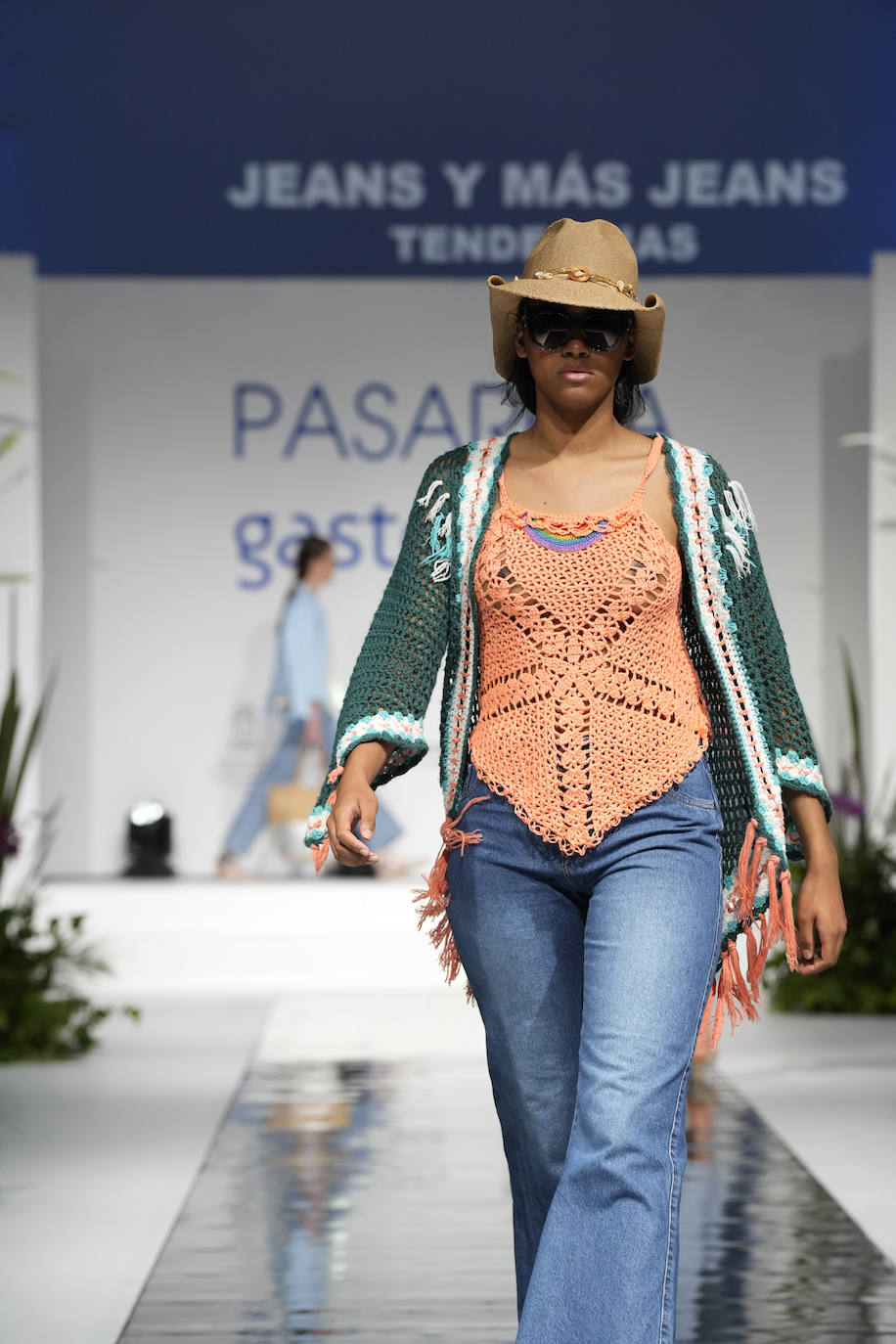 Crochet sobre denim para perfilar el cuerpo y aportar siluetas más livianas.