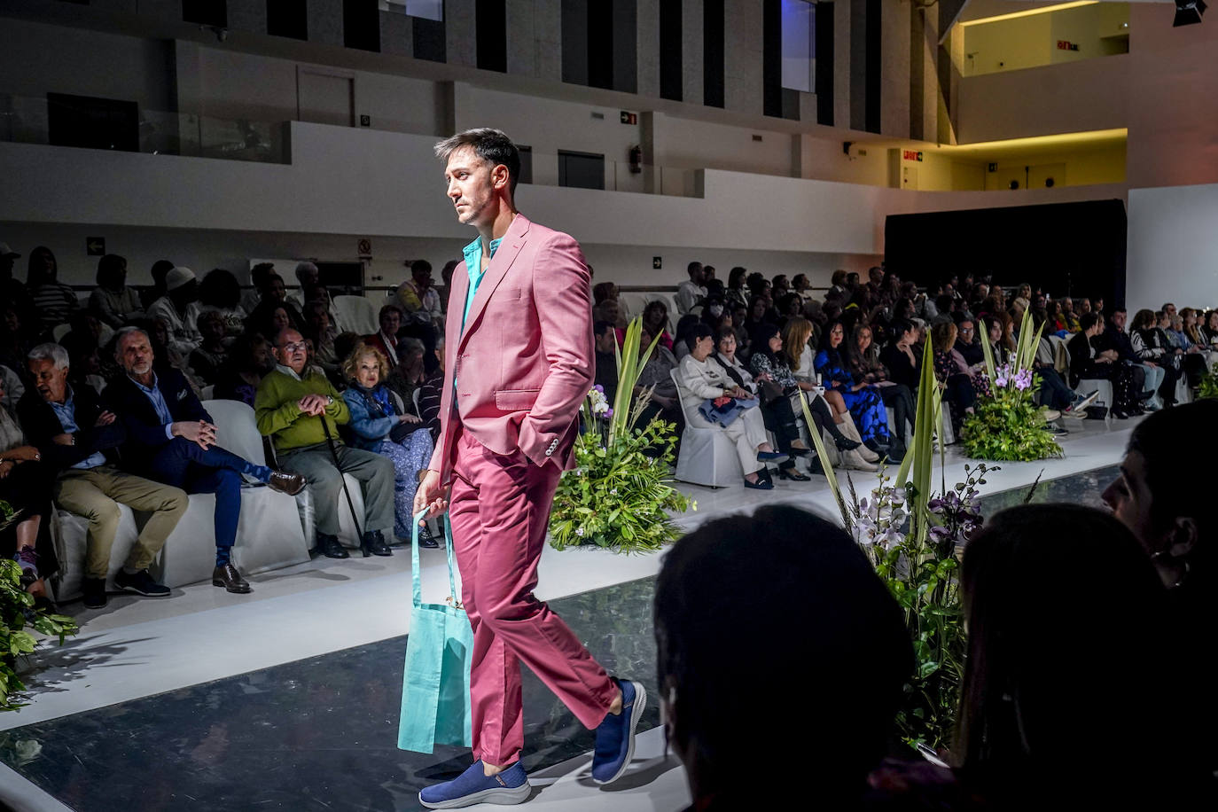 El comercio local muestra las tendencias del verano en la Pasarela Gasteiz On