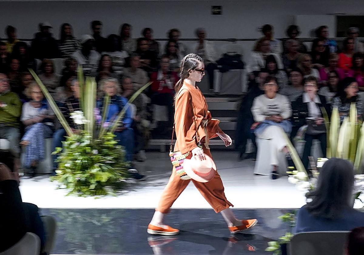 El comercio local muestra las tendencias del verano en la Pasarela Gasteiz On