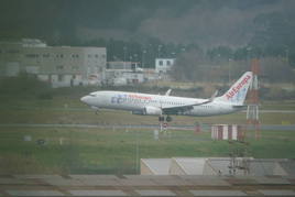 Un avión de Air Europa despega desde el aeropuerto de Bilbao.