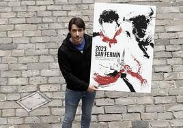 Raúl López Martín posa con su cartel.