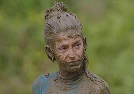 Mendi, cubierta de barro, durante el programa de anoche.