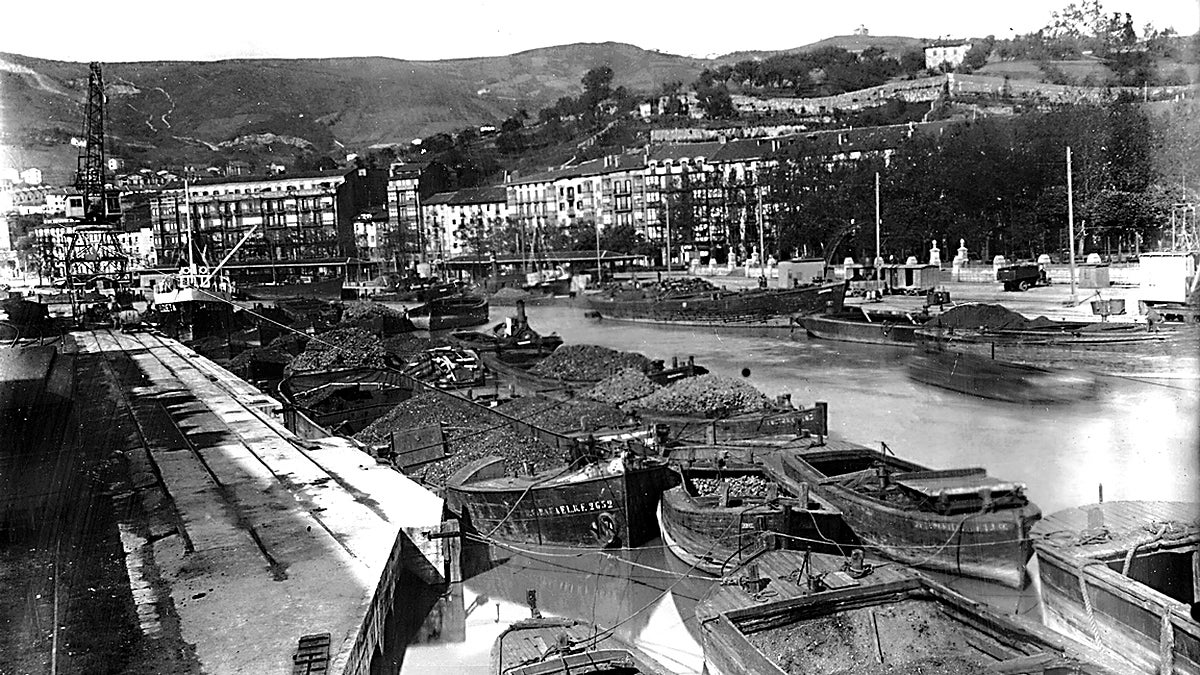 Varias gabarras descansan en el muelle de Ripa, en los años 20 del siglo pasado