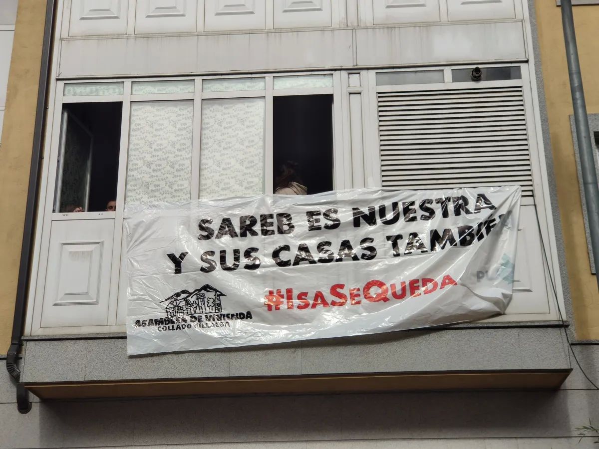 Cartel reclamando viviendas de la Sareb ante un desahucio.