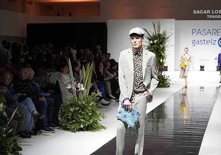 Estampados retros y futuristas para traer de vuelta la tendencia Y2K.