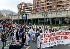 Manifestación de personal sanitario de Basurto contra el traslado de la cirugía cardíaca a Cruces.