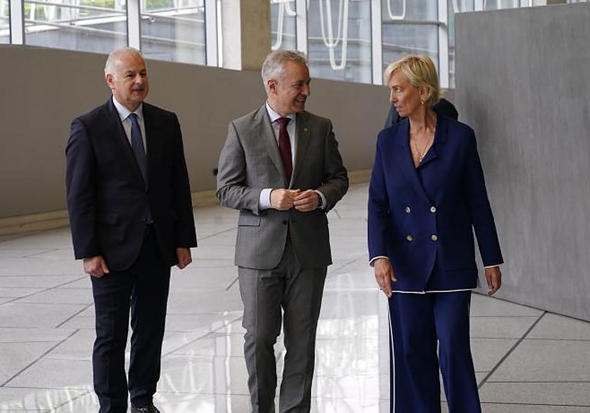 Francisco Javier Azpiazu, secretario general de Cebek, el lehendakari, Iñigo Urkullu, y la presidenta de la patronal vizcaína, Carolina Pérez Toledo.