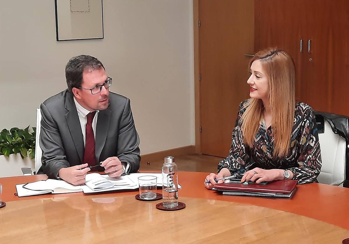 Raúl Blanco, presidente de Renfe, con la alcaldesa, Aitana Hernando.