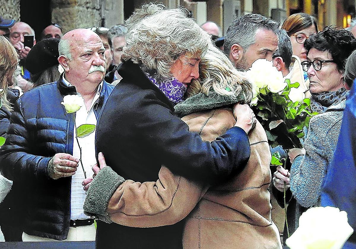 La viuda de Gregorio Ordóñez, Ana Iribar, se funde en un abrazo con Consuelo Ordóñez, durante un homenaje al edil asesinado en 2020.