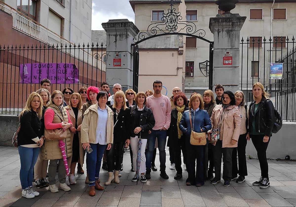 Miembros del comité denuncian la situación ante el colegio Hijas de la Cruz.