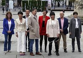 Arnaldo Otegi charla con Rocío Vitero junto al resto de candidatos de la coalición en las tres diputaciones, Navarra y los ayuntamientos de Pamplona, San Sebastián y Bilbao