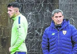 Paredes, el único central disponible, y Valverde.