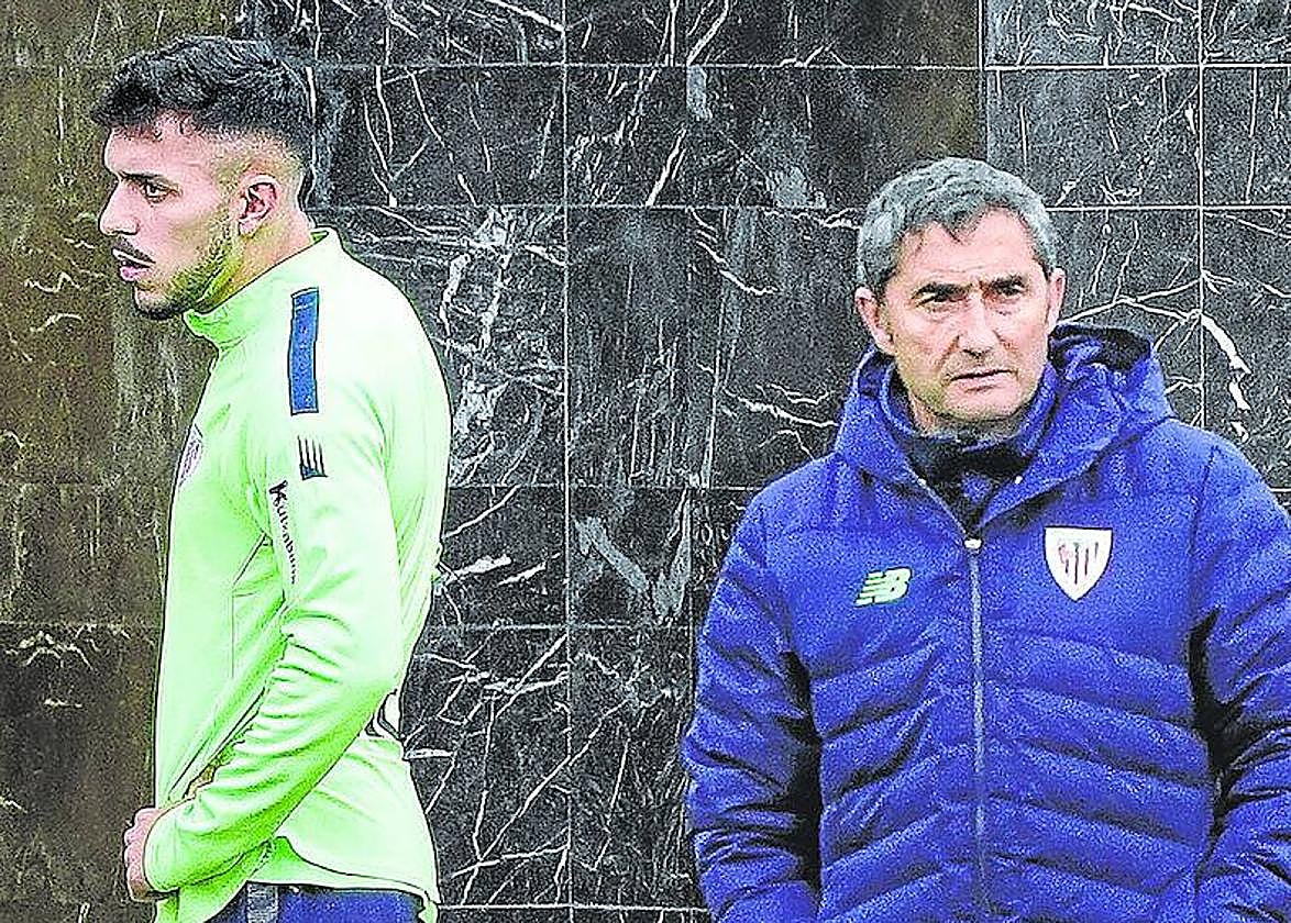Paredes, el único central disponible, y Valverde.