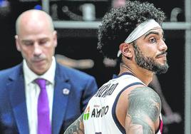 Howard y Peñarroya, cariacontecidos durante la segunda mitad del partido de Copa.