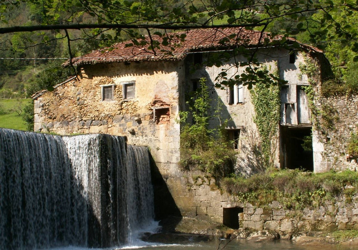 El conjunto de ferrería-molino de Bengolea se ubica junto al río Lea, en Gizaburuaga.