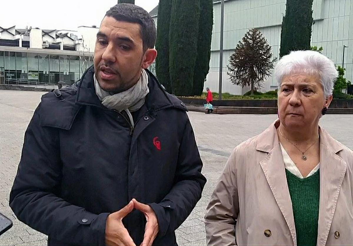 Óscar Fernández atiende a los medios en la plaza de Santa Bárbara, en Vitoria.