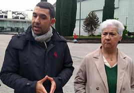 Óscar Fernández atiende a los medios en la plaza de Santa Bárbara, en Vitoria.