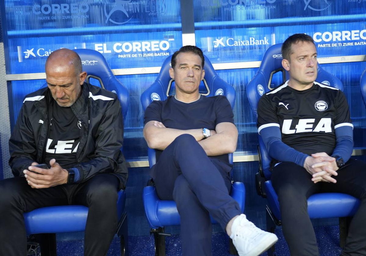 Luis García, en el banquillo antes del Alavés-Granada de la pasada jornada.