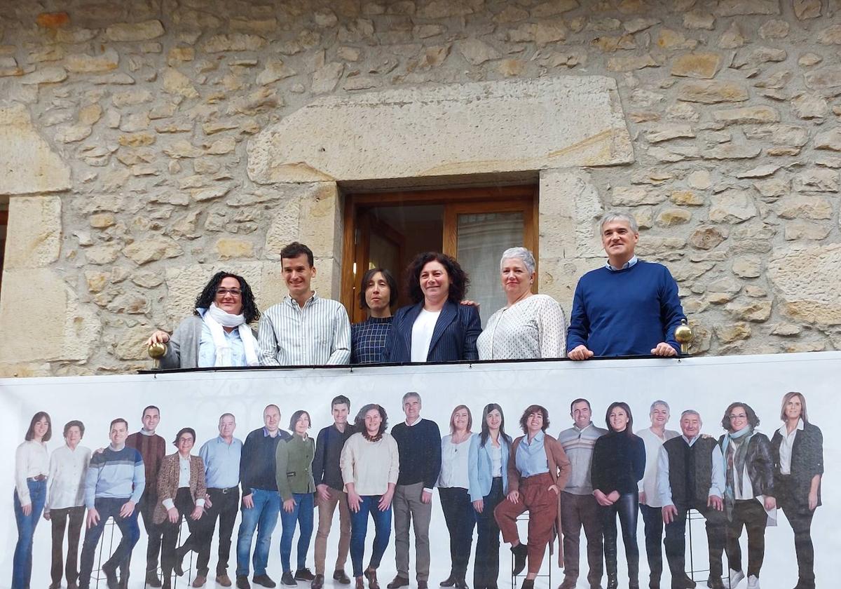 La candidatura del PNV ha posado en el Batzoki ubicado en Amorebieta