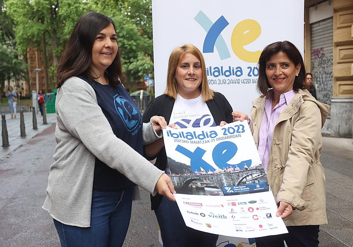 Iraitz Arantzamendi, Eider Galarraga eta Josune Bañales antolatzaileak, asteazken honetan, Bilboko Kafe Antzokian egindako aurkezpenean.