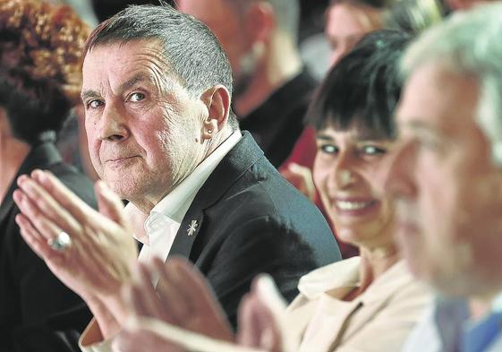 Otegi acompaña a los candidatos a la presidencia del Gobierno de Navarra y al Ayuntamiento de Pamlona en el inicio de campaña.