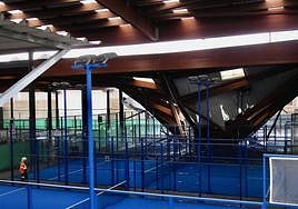 Así ha quedado el tejado de las pistas de padel del polideportivo.