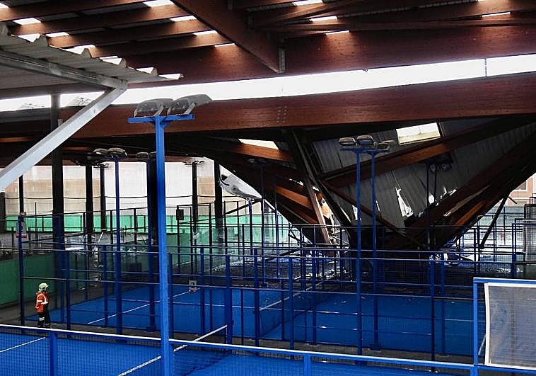 Así ha quedado el tejado de las pistas de padel del polideportivo.