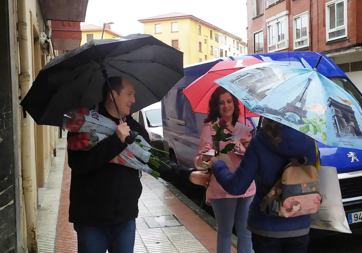 Reparto de flores en San Vicente.