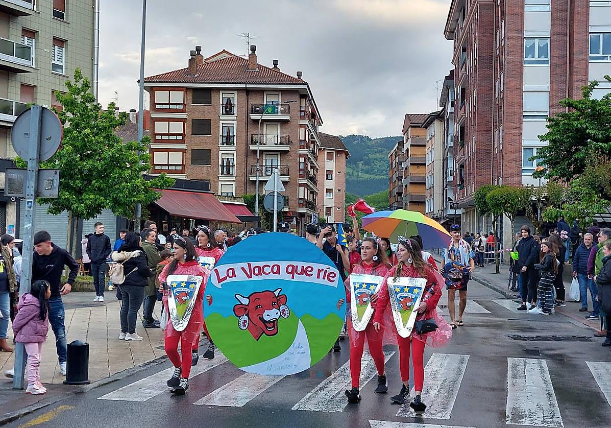 Bajada de cuadrillas que dieron inicio ayer a las fiestas de Usansolo.
