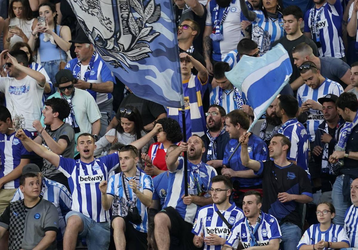 Aficionados animan en Mendizorroza en el Alavés-Granada.