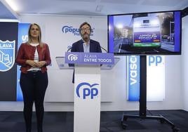 Domaica y Oyarzábal, esta mañana en la sede del PP en Vitoria.
