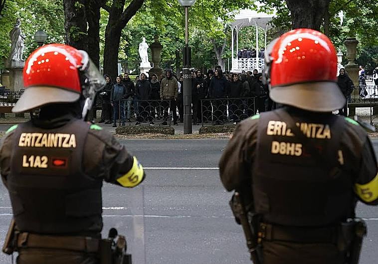 Numerosos ertzainas y policías locales han blindado las inmediaciones del céntrico hotel.